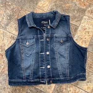 Silver Jeans Co. crop denim vest. NWOT.